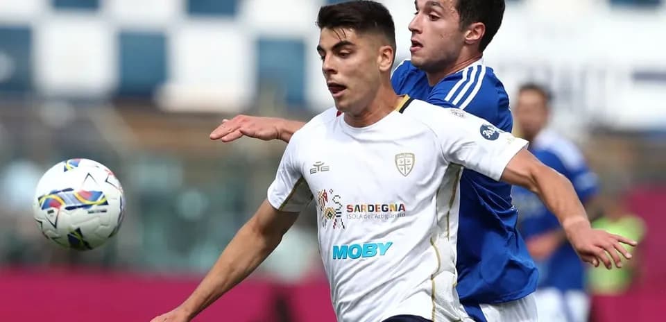 Cagliari player competing for the ball against Como