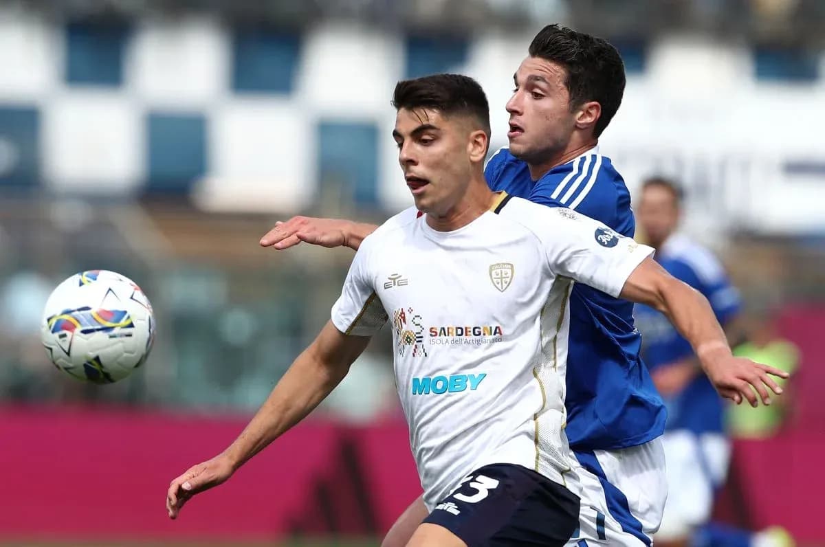 Cagliari player competing for the ball against Como