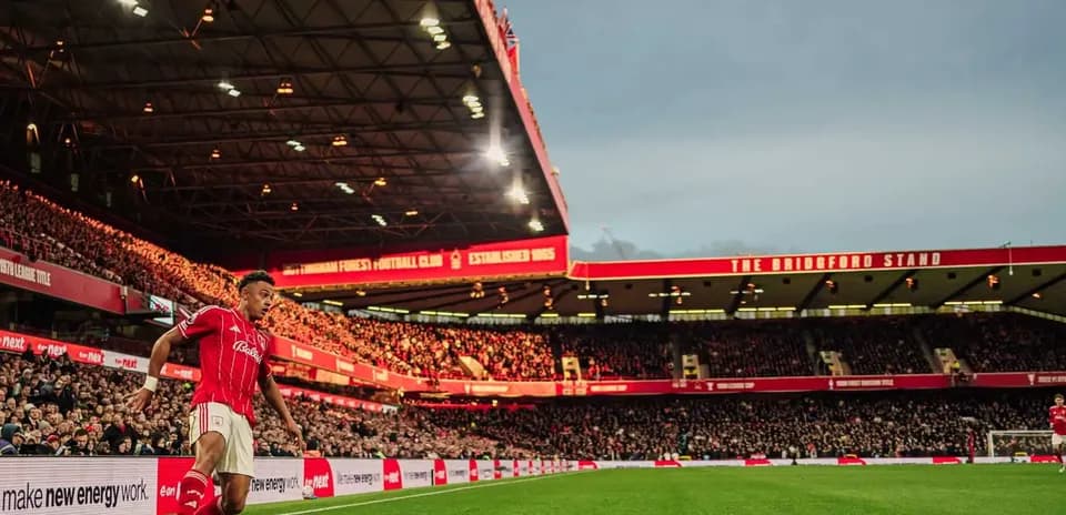 Nottingham Forest player taking a corner kick