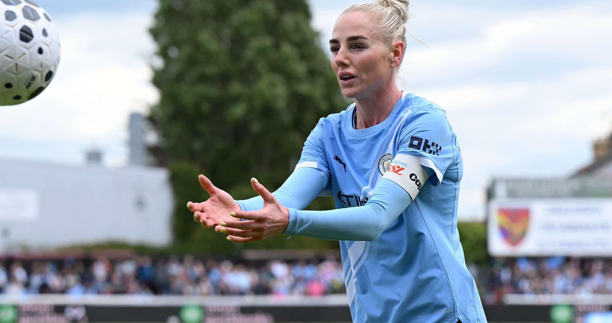 Manchester City W player reaching for the ball