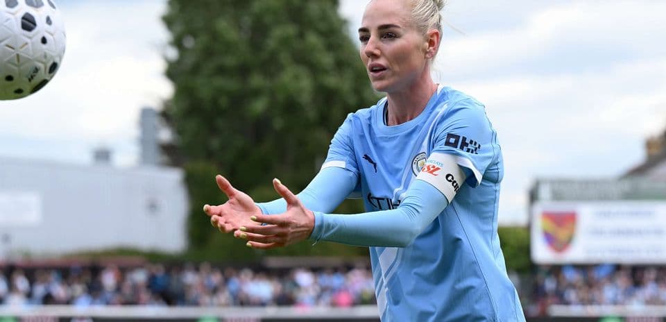 Manchester City W player reaching for the ball