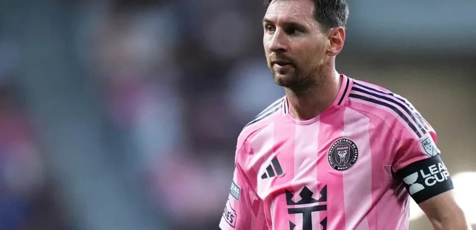 Lionel Messi in pink Inter Miami jersey during match