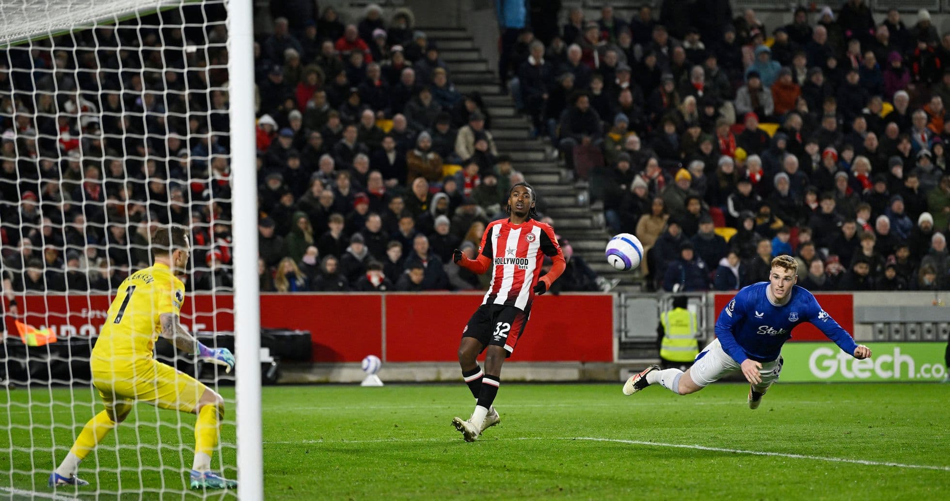 Brentford player shooting at Everton goal