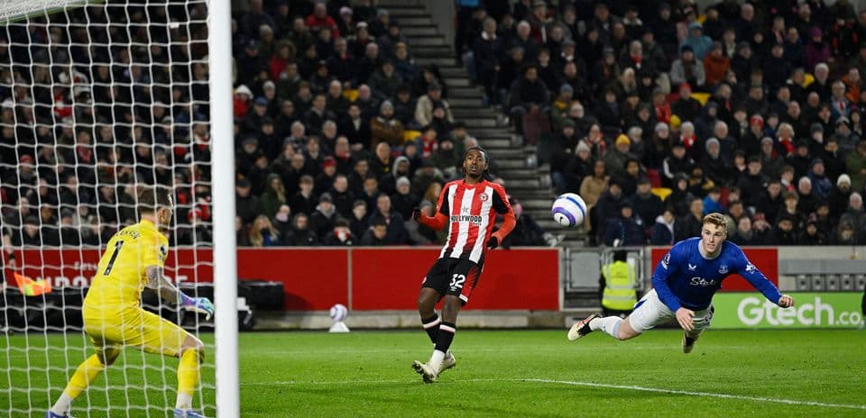 Brentford player shooting at Everton goal