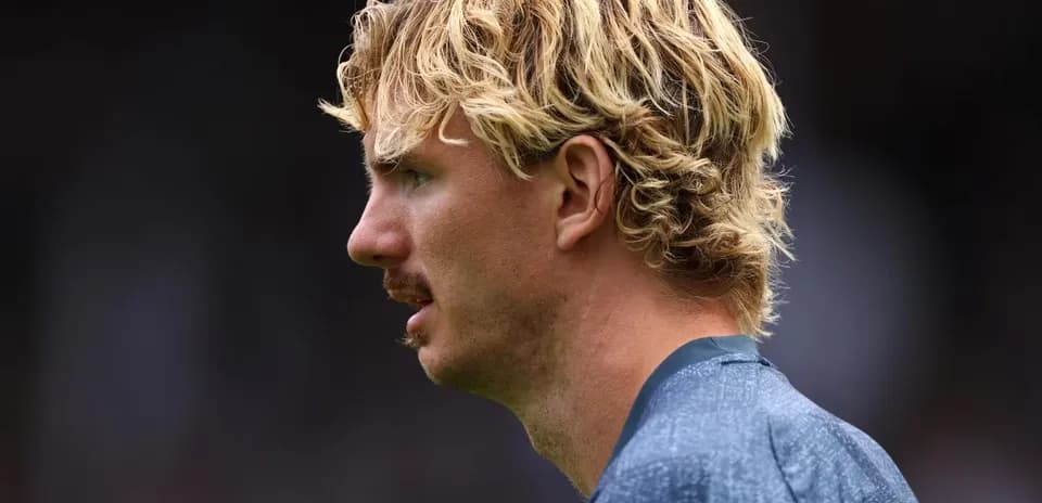 Player in profile during a match warm-up
