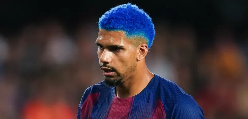 Player with blue hair in FC Barcelona jersey