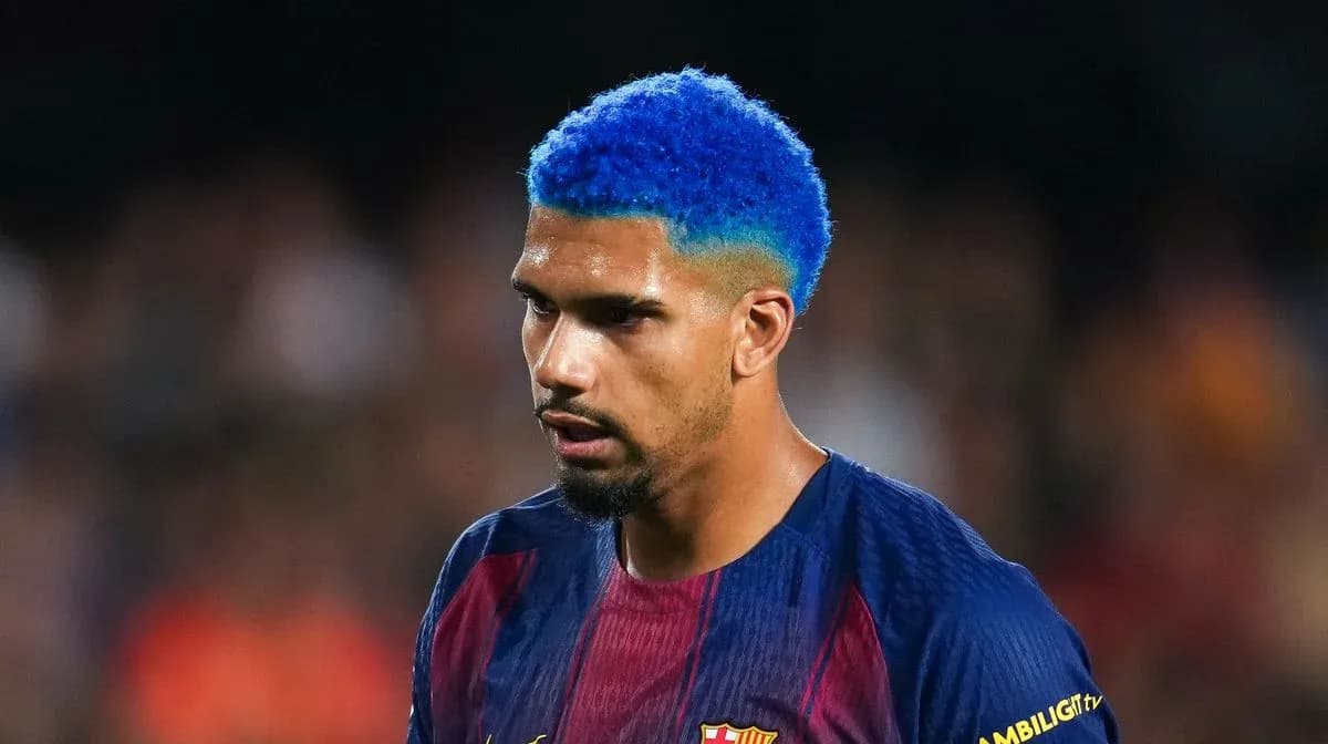 Player with blue hair in FC Barcelona jersey