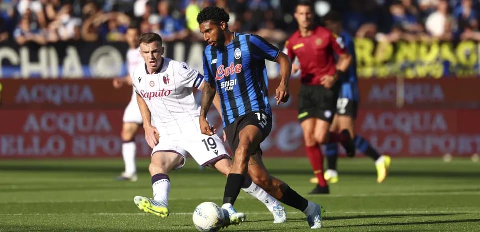 Atalanta player dribbling against Bologna defender