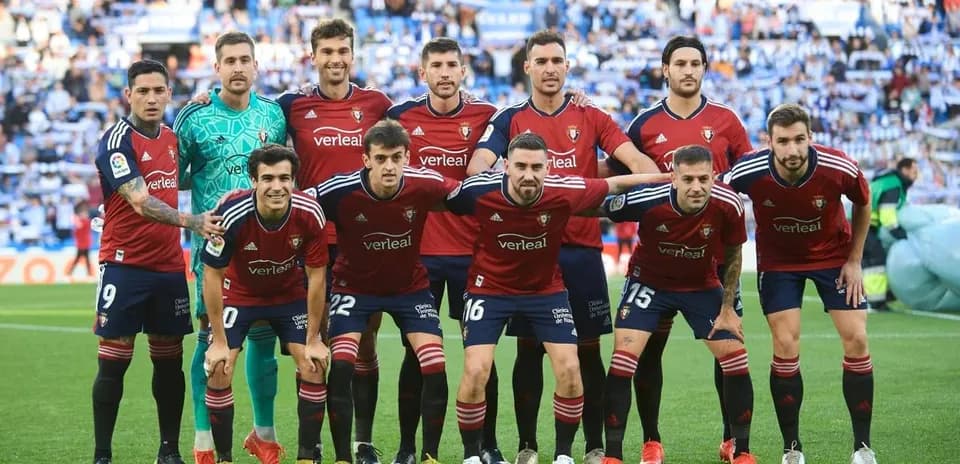 Osasuna team posing before a La Liga match