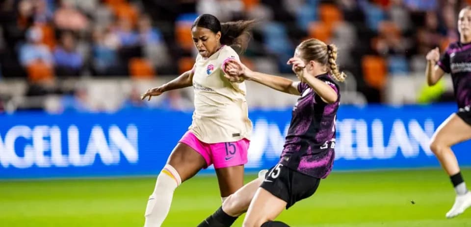 San Diego Wave player tackles Orlando Pride opponent