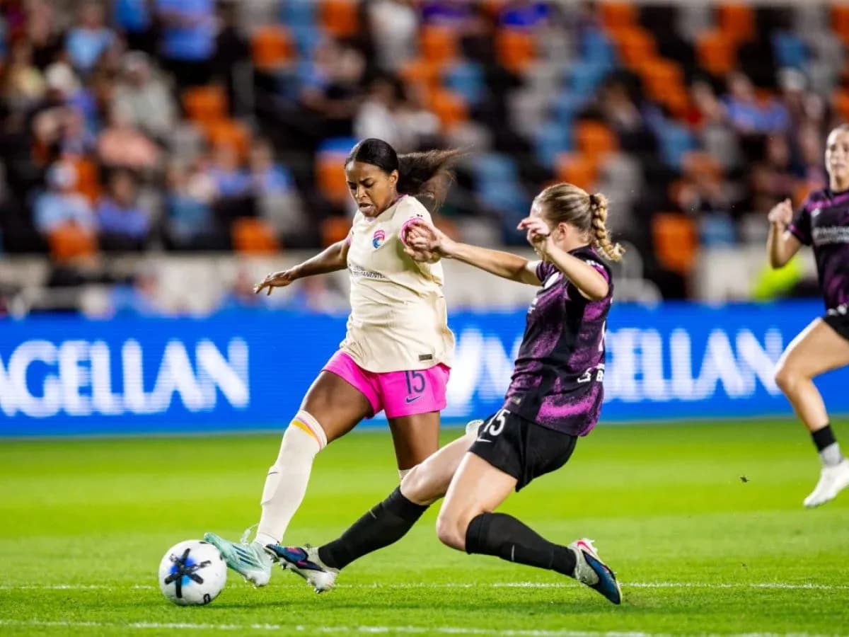 San Diego Wave player tackles Orlando Pride opponent