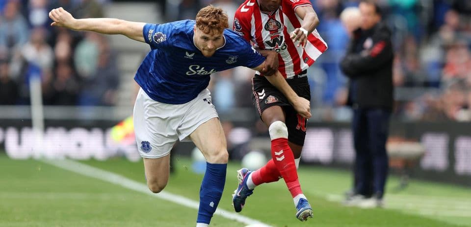 Everton player challenging Sunderland opponent for ball