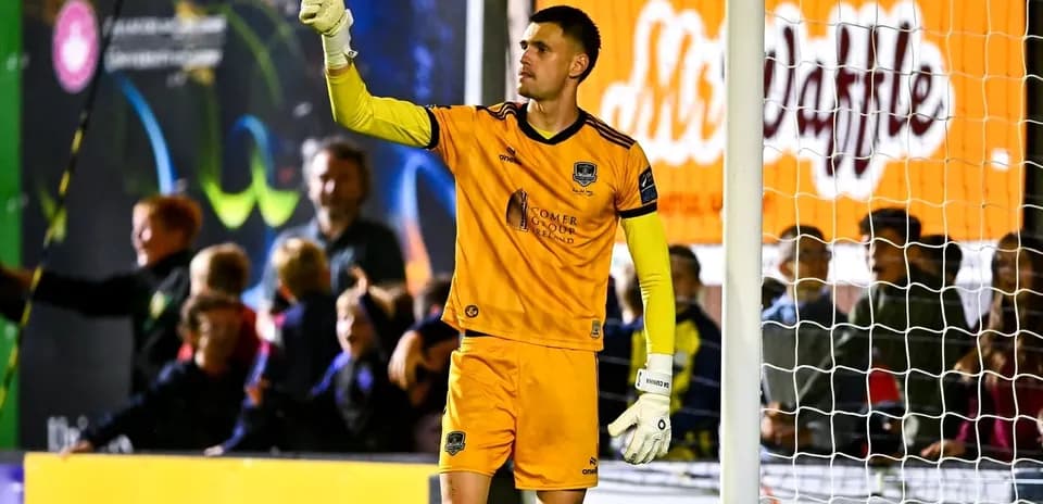 Goalkeeper signaling during a football match