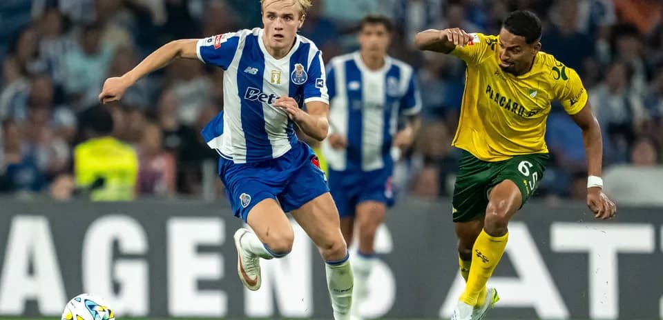 Player from FC Porto sprinting with ball during match