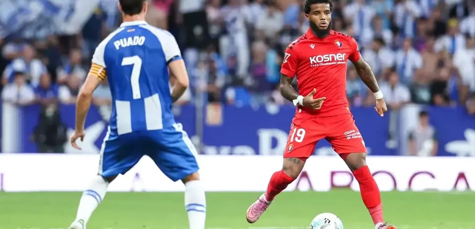 Osasuna player dribbling during match against Espanyol