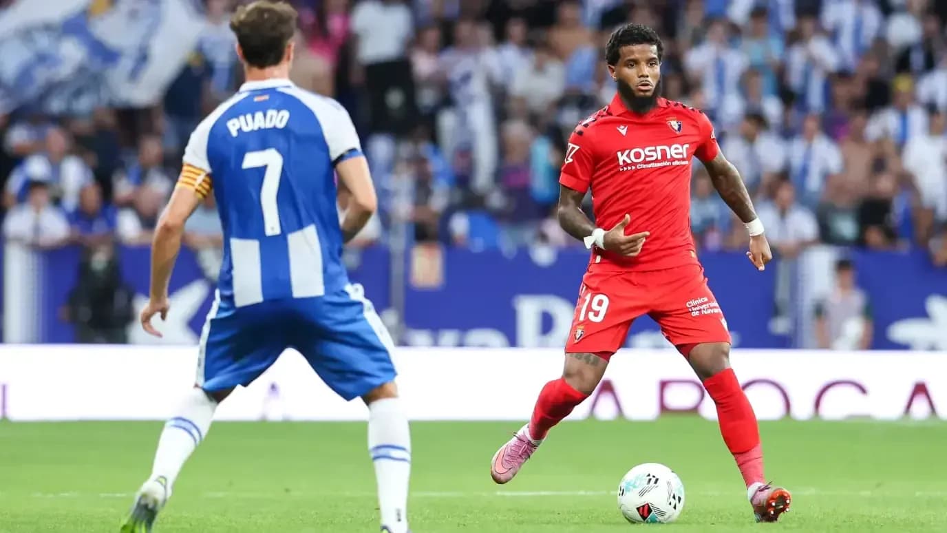 Osasuna player dribbling during match against Espanyol