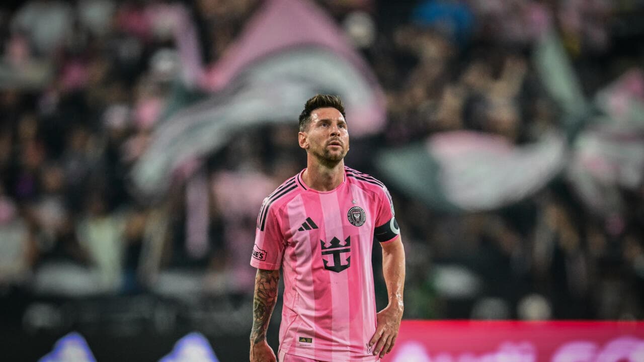 Lionel Messi in pink jersey during match