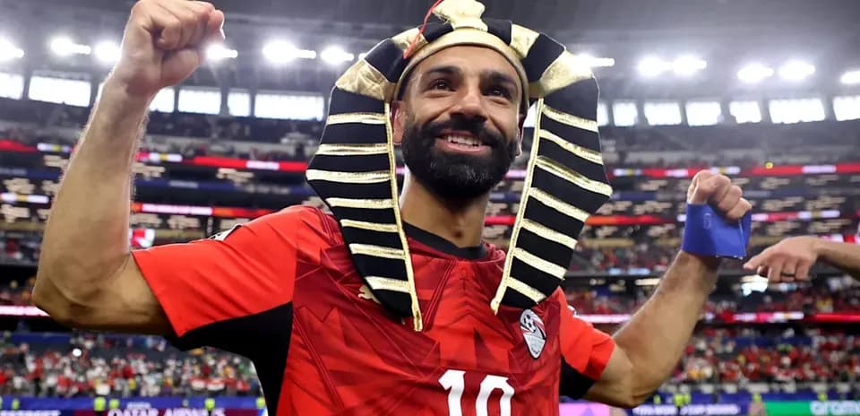 Player celebrating in Egyptian themed headdress