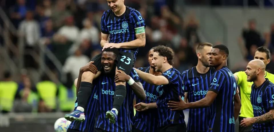 Inter players celebrating a goal