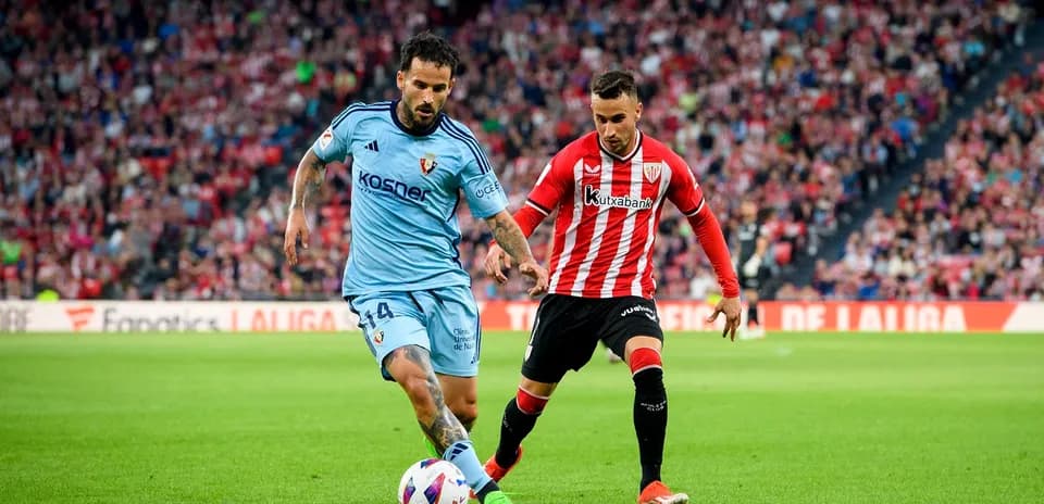 Two players competing for the ball in La Liga
