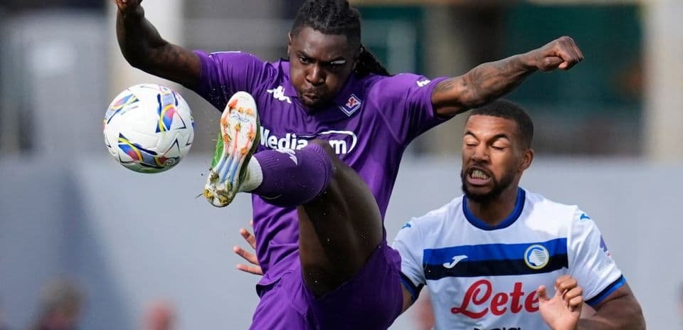 Fiorentina player kicking ball against Atalanta opponent