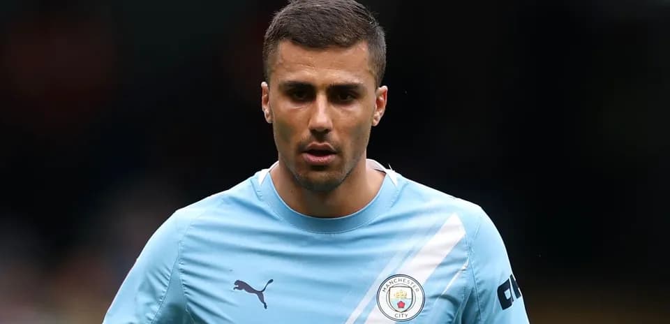 Player in Manchester City kit walking on pitch