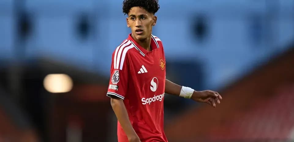 Player in Manchester United kit on the field