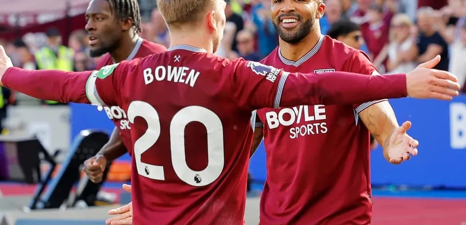 West Ham players celebrating a goal