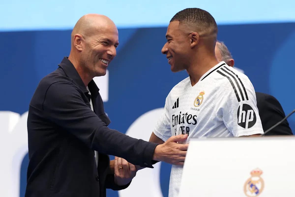 Zinedine Zidane and Kylian Mbappé at signing event