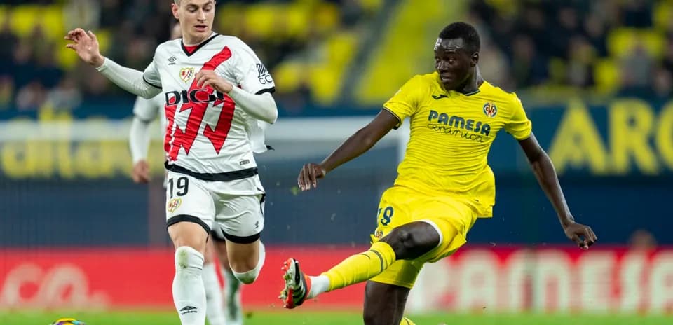Rayo Vallecano and Villarreal players competing for the ball