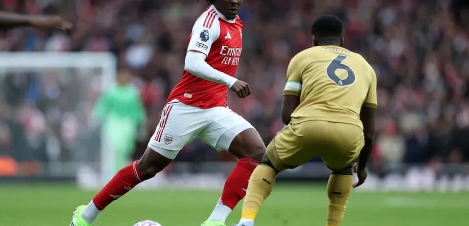 Arsenal player dribbling past Crystal Palace defender