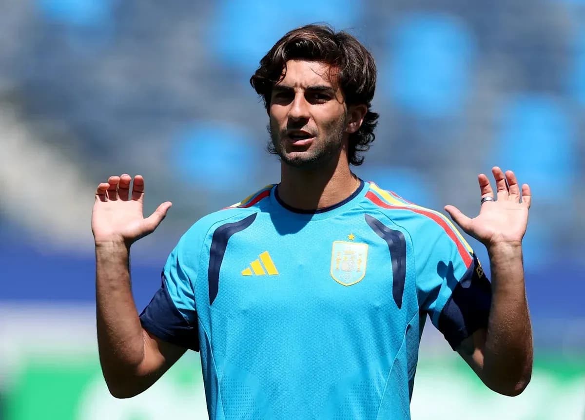 Player gesturing during training session in Spain kit