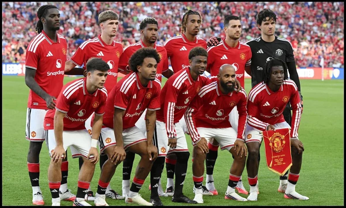 Manchester United team posing for group photo