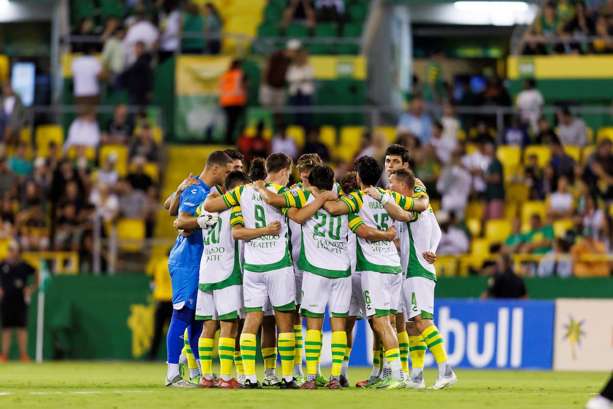 Tampa Bay Rowdies players huddling before match