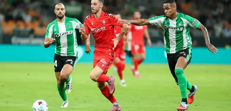 Osasuna player running with ball against Real Betis