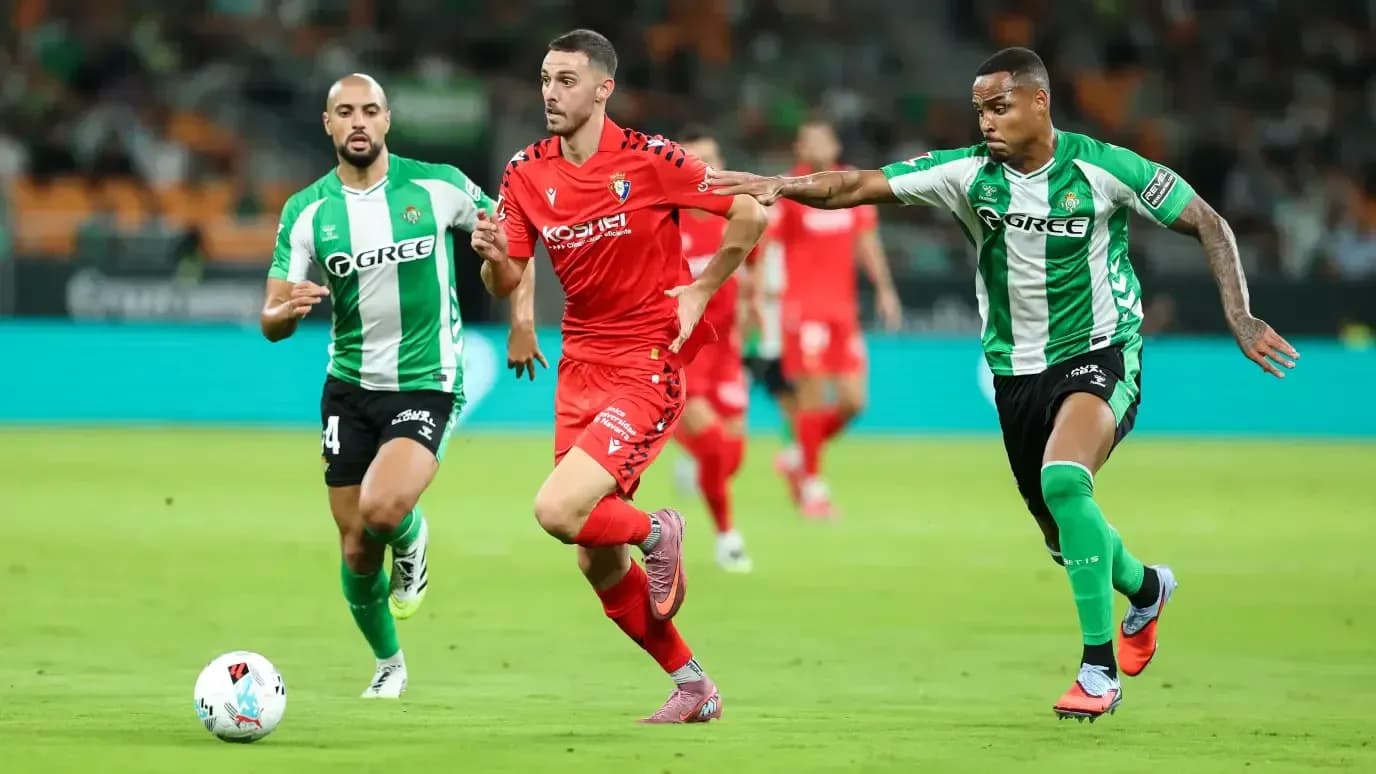 Osasuna player running with ball against Real Betis