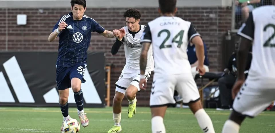 Chattanooga player dribbling against Carolina defender