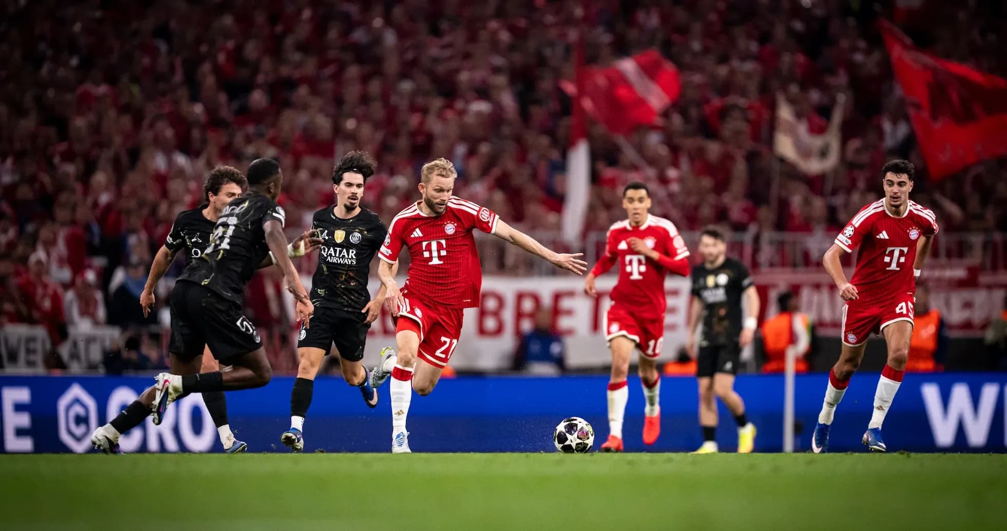 Bayern München player dribbling against PSG