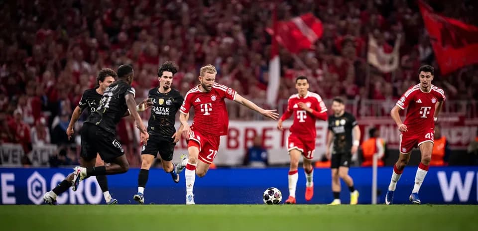 Bayern München player dribbling against PSG