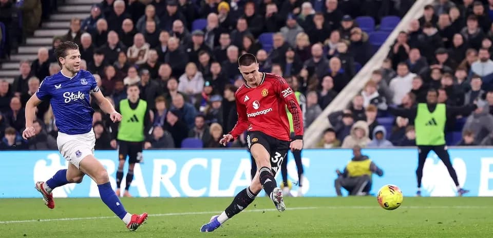 Everton player challenges Manchester United forward