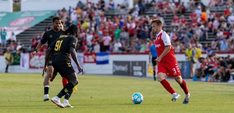 Charleston Battery player dribbling against FC Tulsa