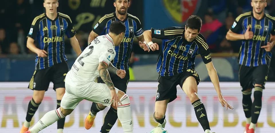 Cremonese players contesting for the ball