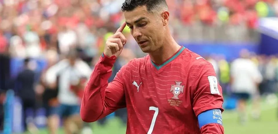Cristiano Ronaldo walking off the pitch during match