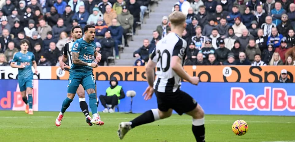 Newcastle player dribbling against Bournemouth