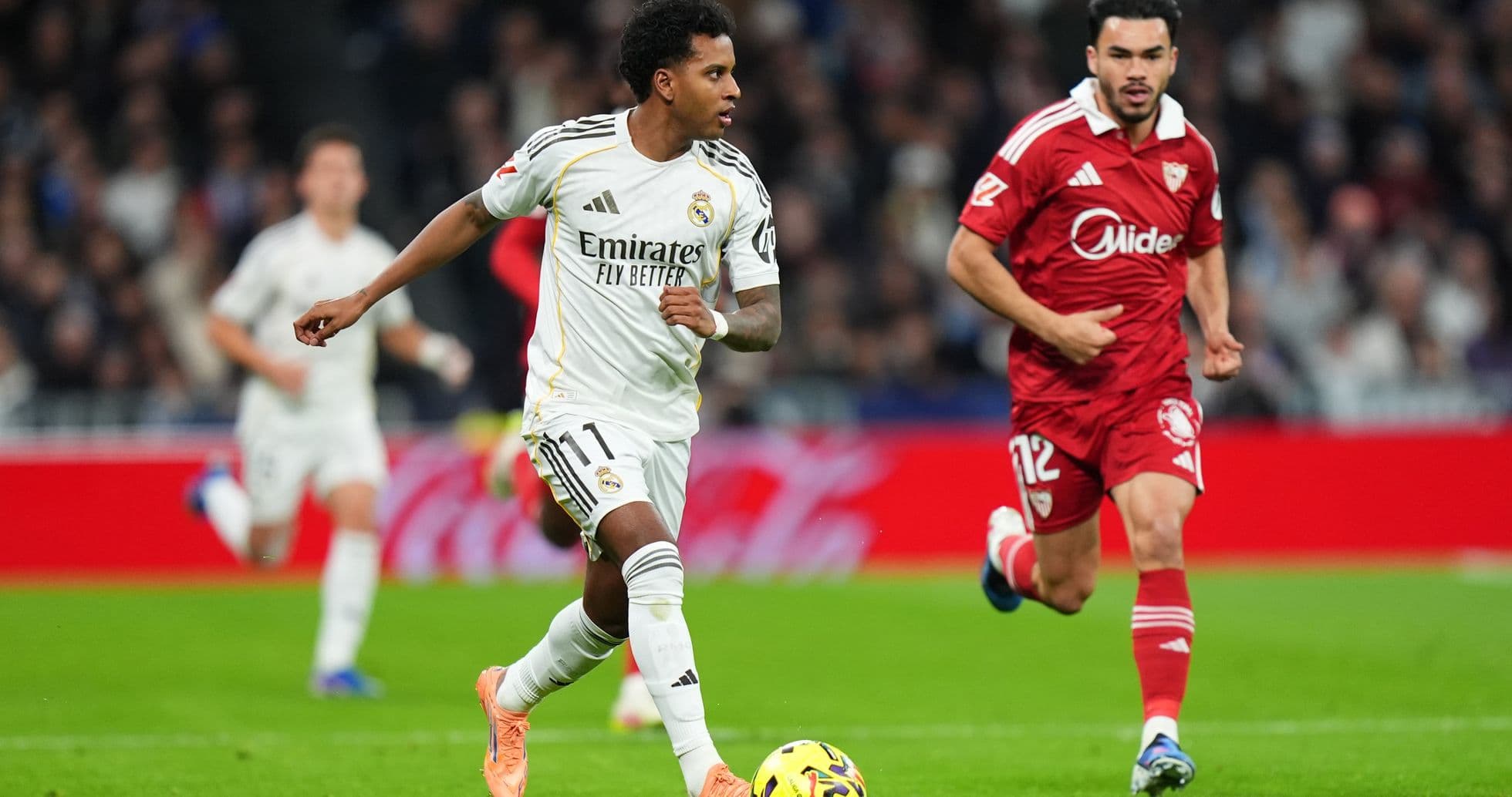 Real Madrid player dribbling against Sevilla