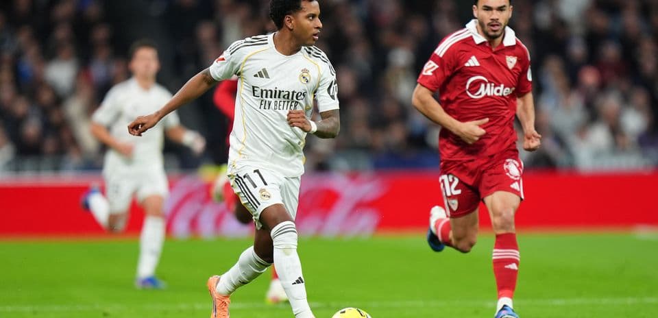 Real Madrid player dribbling against Sevilla