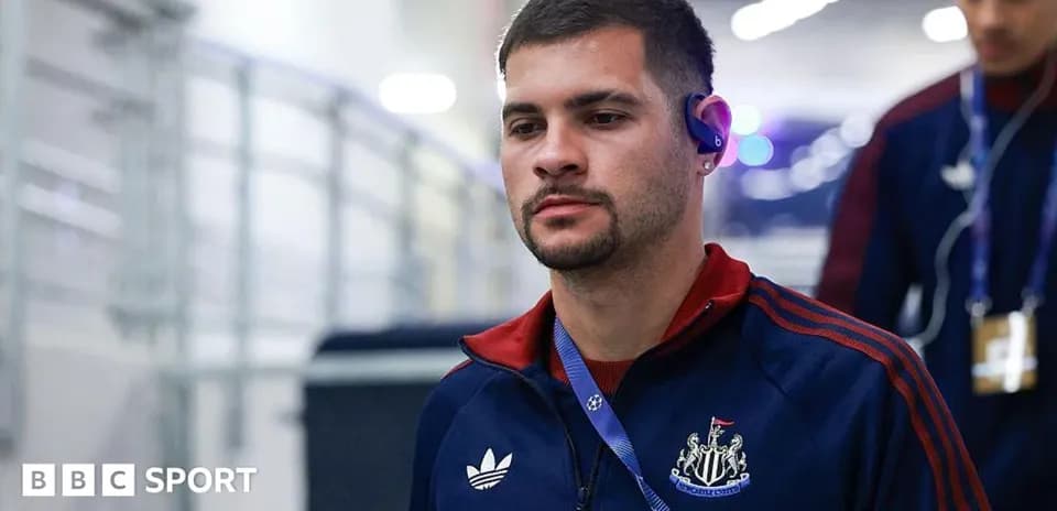 Player arriving at venue wearing team tracksuit