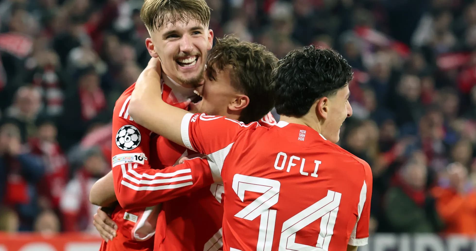 Bayern München players celebrating a goal