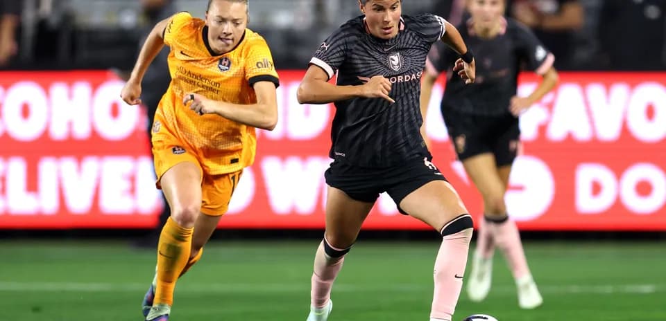 Houston Dash player dribbling past Angel City defender