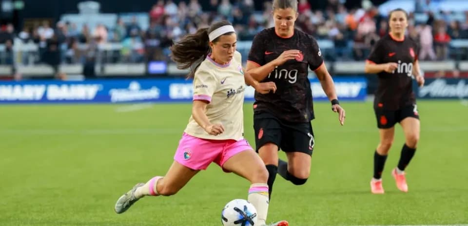 Portland Thorns W player dribbling the ball
